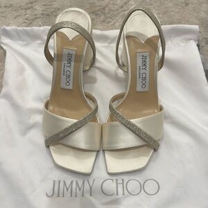 Jimmy Choo
Plum 85MM Satin Sandals
36 (6)
Ivory
Perfect wedding shoes